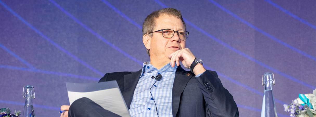 investor information desktop image